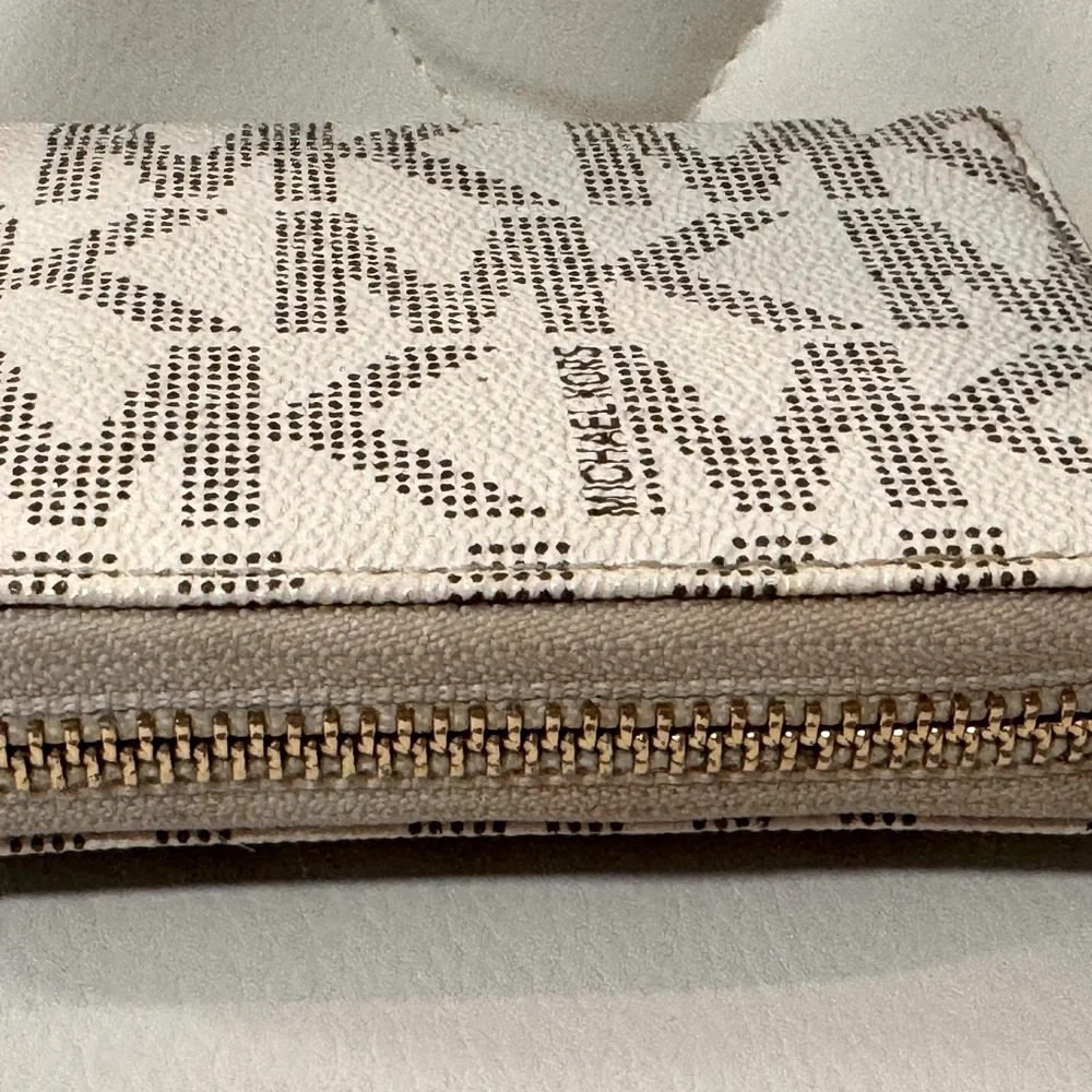 MICHAEL KORS WALLET EUC - Picture 4 of 6